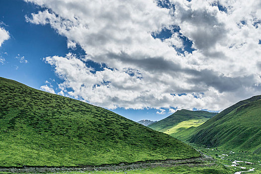 中国新疆夏季蓝天白云下g217独库公路沿途高山草原
