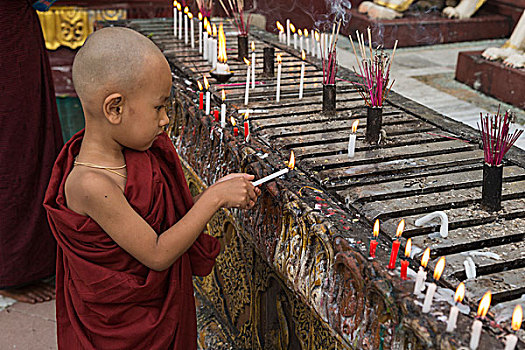缅甸,仰光,男孩,僧侣,拿着,给,蜡烛,祈祷,大金塔