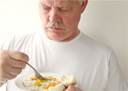 老人,吃,早餐蛋