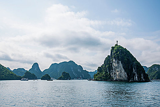 越南广宁鸿基市下龙湾海上石林