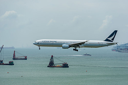 一架国泰航空的民航客机正降落在香港国际机场