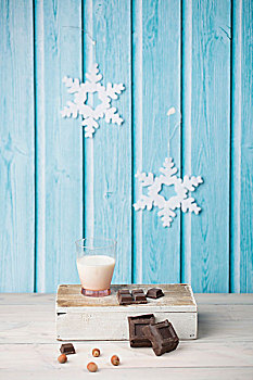 巧克力,立方体,榛子,牛奶杯,纸,雪花,蓝色背景,墙壁