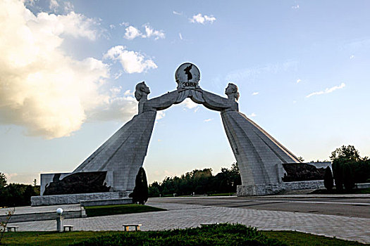 朝鲜人民的愿望之门,统一门,三大宪章纪念塔