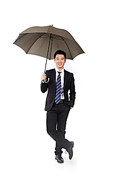 一个打黑色雨伞的青年商务男士