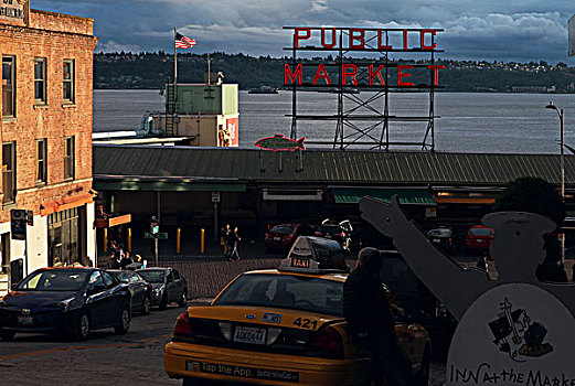 派克市场pikepublicmarket是位于西雅图downtown海湾边的一个农贸市场,始于1907年,美国最古老的农贸市场,特别经营海鲜,水果和手工艺品等,如今占地九英亩的派克市场不仅是全美仍在经