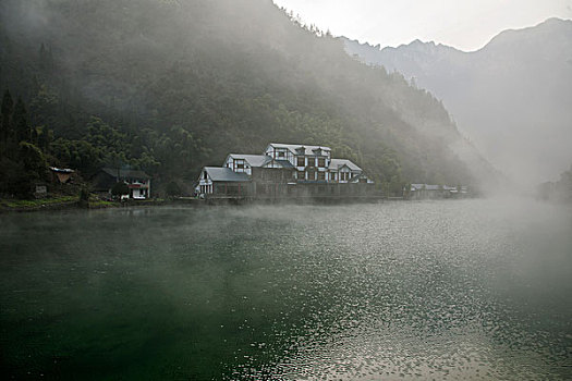 湖北秭归三峡竹海圣水湖畔