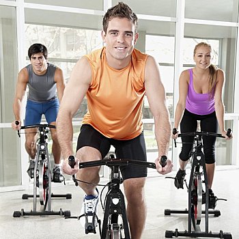 三个人,锻炼,健身自行车,体育馆