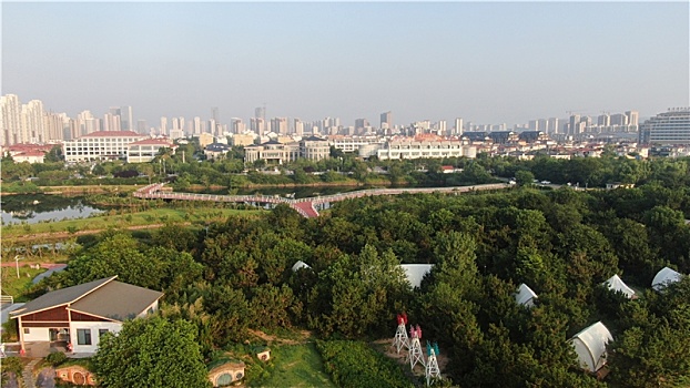 山东省日照市,雨后的海边环境宜人,游客赶海拾贝拍照打卡