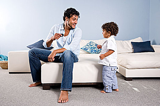 孩子,西班牙裔,父亲,1岁,儿子,在家,客厅