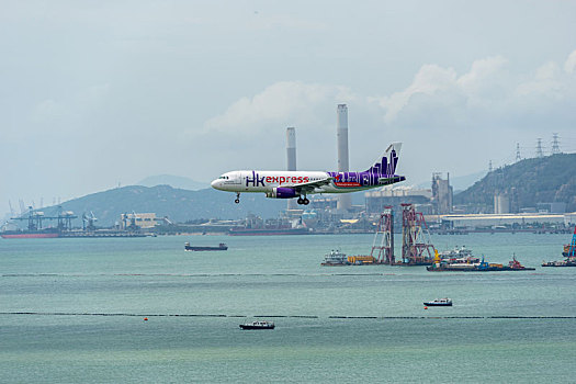 一架香港快运航空的客机正降落在香港国际机场