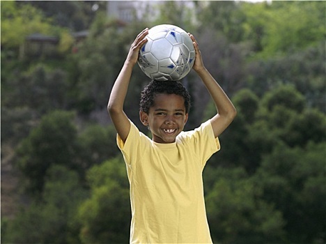 男孩,7-9岁,站立,公园,足球,高处,头部,微笑,正面,头像