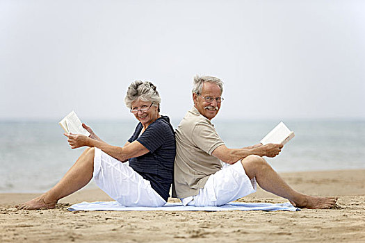 老年,夫妻,坐,书本,读,微笑,愉悦,侧面,沙滩,湖,夏天,养老金,退休,人,两个,老,老人,情侣,一对,退休老人,休闲服,老花镜,一起