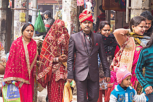 印度,北方邦,瓦拉纳西,婚宴,走,街道,新娘,围巾,低头,使用,只有