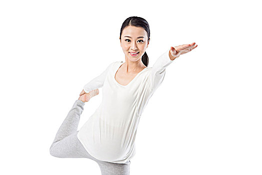 在白色背景下练瑜伽的孕妇