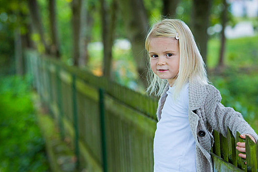 女孩,4岁,倚靠,木篱