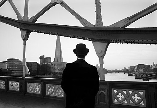 后视图,男人,戴着,黑色,外套,圆顶礼帽,站立,塔桥,上方,泰晤士河,伦敦,英格兰,市政厅,碎片,摩天大楼,远景