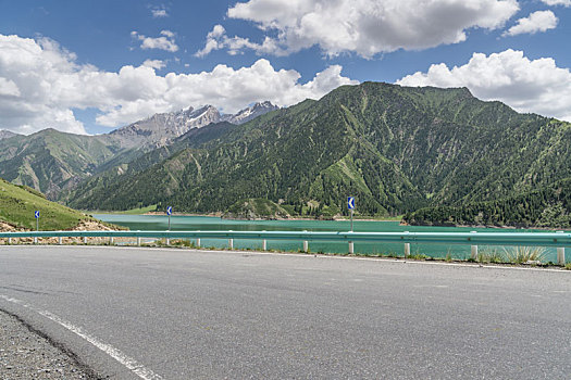 中国新疆夏季蓝天白云下高山森林g217独库公路弯道