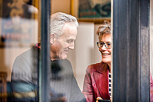 老年,夫妻,坐,咖啡,窗边,交谈