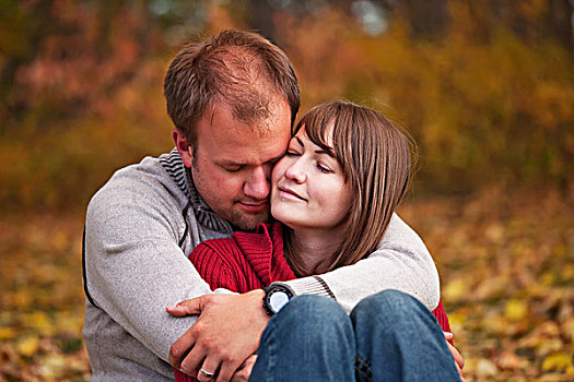 年轻,夫妇,搂抱,亲密,公园,艾伯塔省,加拿大