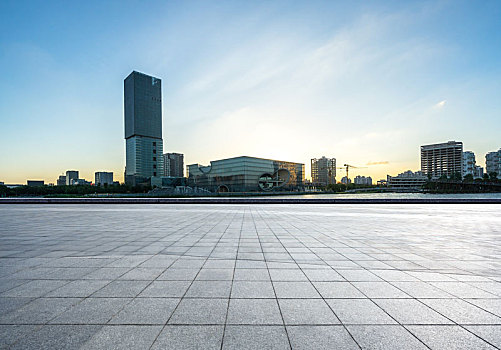 空旷广场与城市天际线