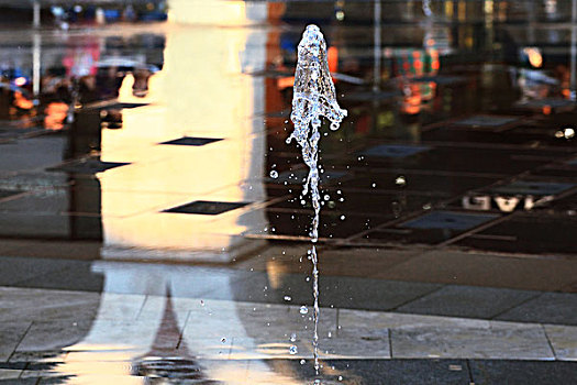 广场上喷泉喷起的水柱