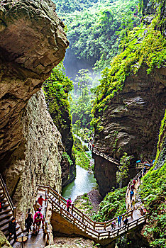 武隆龙水峡峡谷地缝的步道
