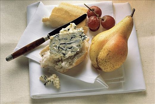 蓝纹奶酪,法棍面包,梨