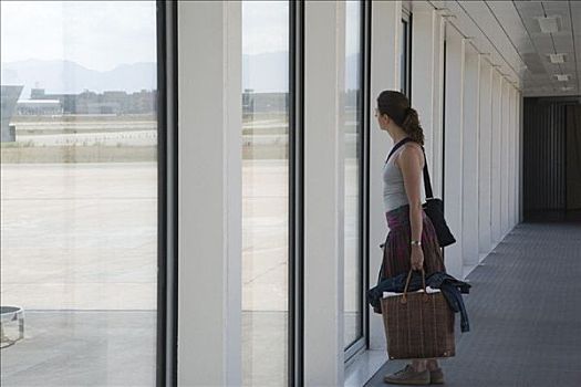 女人,向外看,机场,窗户,萨丁尼亚,意大利