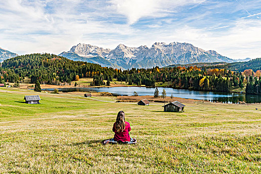 坐,女人,凝视,湖,阿尔卑斯山,上巴伐利亚,巴伐利亚,德国