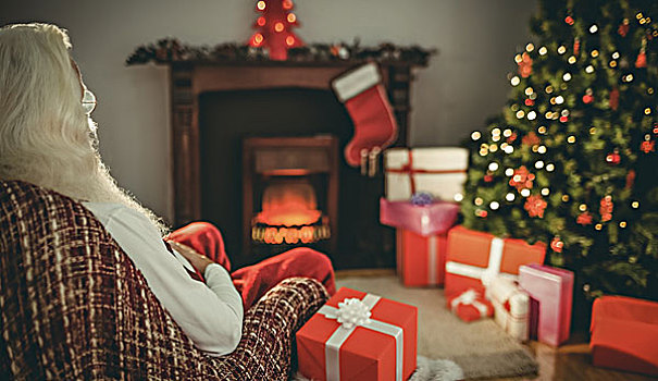 圣诞老人,坐,扶手椅,靠近,圣诞树,礼物,在家
