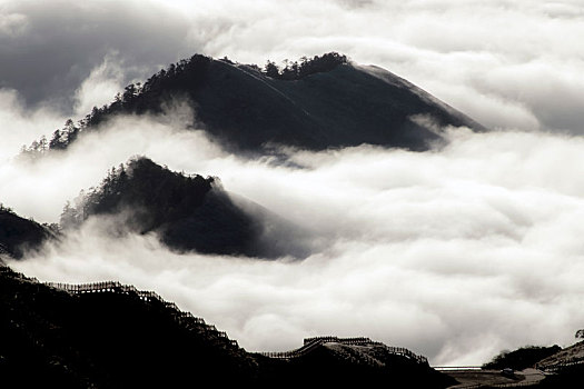 四川雅安宝兴日照金山云海