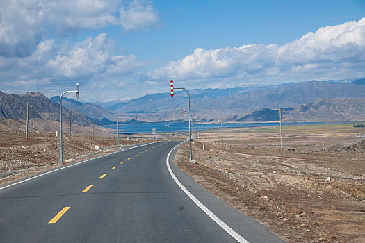 新疆通往可可托海的s226线省道