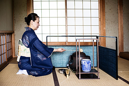 日本,女人,穿,传统,鲜明,蓝色,和服,色彩,阔腰带,跪着,地板,竹子,长柄勺,茶道