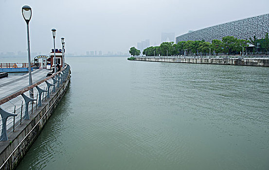 雾霾笼罩下的苏州工业园区金鸡湖畔景观