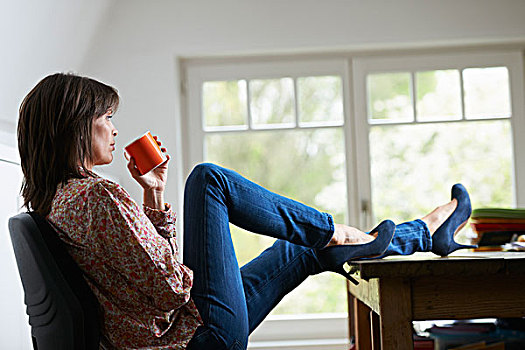 成年,女人,脚,书桌,喝咖啡