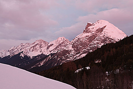 阿尔卑斯山脉的日出