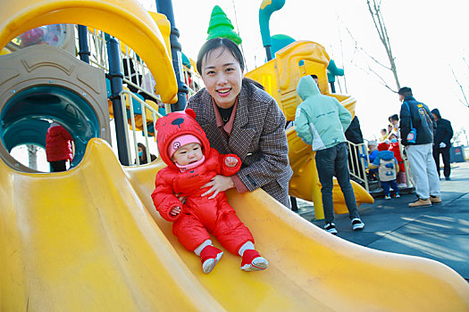 2022年2月7日,山东淄博市民就近到周边公园游乐场游玩,一同感受浓郁的年味,欢度新春佳节,宝妈和萌娃一起在游乐场游玩