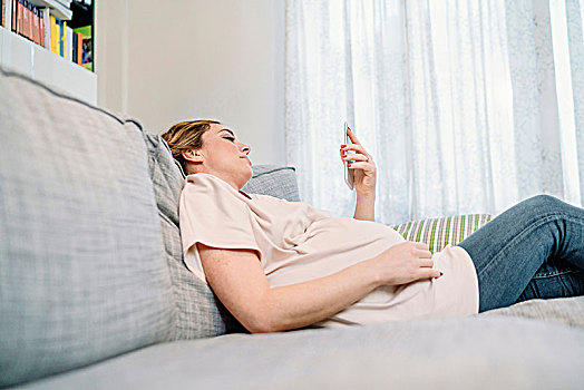 孕妇,沙发,看,智能手机