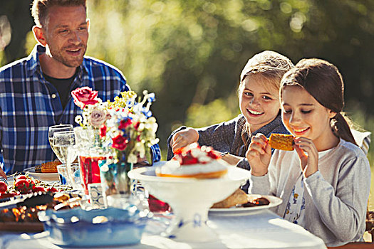 父亲,看,女儿,吃饭,晴朗,花园派对,庭院桌