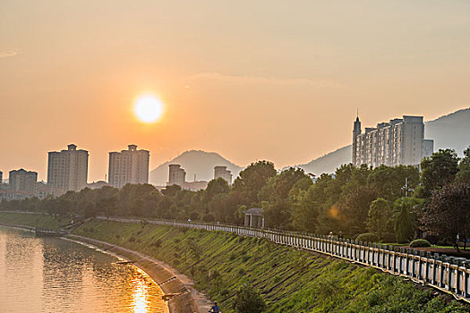 晨光,河流,岸边,围栏,江景,日出,太阳,金黄