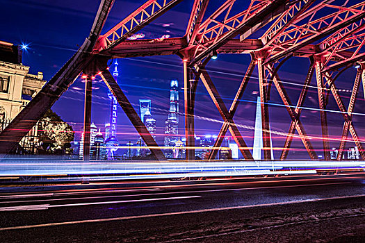 中国上海的外白渡桥的内部夜红绿灯