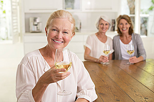 头像,微笑,老年,女人,喝,白葡萄酒