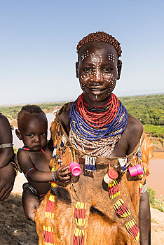 美女,脸部彩绘,婴儿,卡罗部落,后面,奥莫河,南方,区域,埃塞俄比亚,非洲