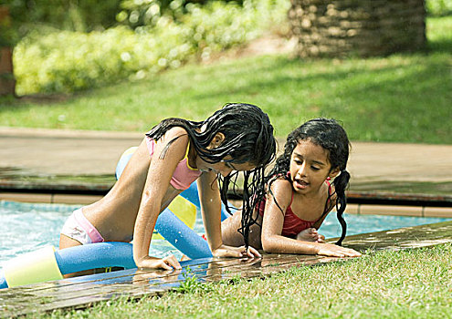 两个女孩,靠着,边缘,游泳池,交谈