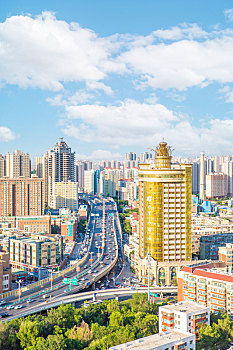 新疆乌鲁木齐大巴扎城市日落金色风光