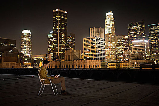 一个,男人,坐,沙滩椅,屋顶,远眺,洛杉矶,夜晚