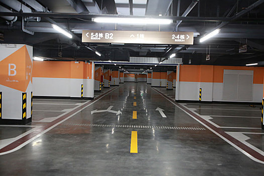广东省广州市,实拍新建小区的地下停车场,标识清晰地面整洁
