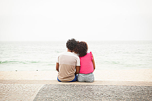 后视图,浪漫,坐,夫妇,向外看,伊帕内玛海滩,里约热内卢,巴西