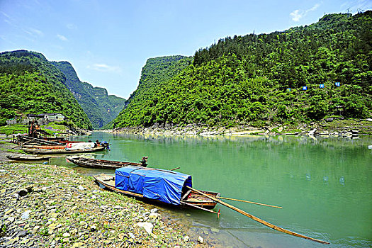 湘江岸边的民居山色和渔船