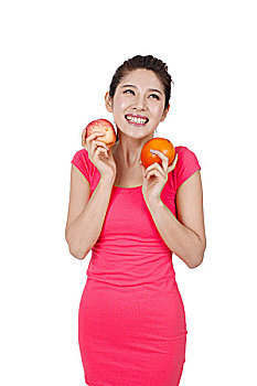 粉裙子女士拿着苹果和橙子